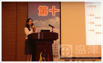 在云顶国际展位，与会者与云顶国际人员交流